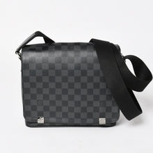 Load image into Gallery viewer, LOUIS VUITTON ルイヴィトン ディストリクトPM メッセンジャーバッグ N41028 ダミエグラフィットキャンバス ブラック グレー ショルダーバッグ シルバー金具 中古 4a004840