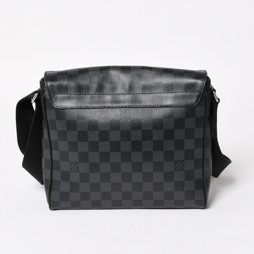 LOUIS VUITTON District PM Messenger Bag N41028 Damier Graphite Canvas Black Gray Shoulder Bag Silver Hardware Used 4a004840