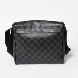 LOUIS VUITTON ルイヴィトン ディストリクトPM メッセンジャーバッグ N41028 ダミエグラフィットキャンバス ブラック グレー ショルダーバッグ シルバー金具 中古 4a004840