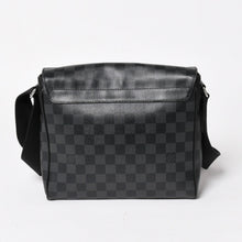 Load image into Gallery viewer, LOUIS VUITTON ルイヴィトン ディストリクトPM メッセンジャーバッグ N41028 ダミエグラフィットキャンバス ブラック グレー ショルダーバッグ シルバー金具 中古 4a004840
