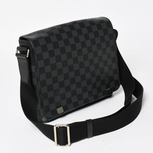 LOUIS VUITTON ルイヴィトン ディストリクトPM メッセンジャーバッグ N41028 ダミエグラフィットキャンバス ブラック グレー ショルダーバッグ シルバー金具 中古 4a004840