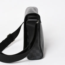 Load image into Gallery viewer, LOUIS VUITTON ルイヴィトン ディストリクトPM メッセンジャーバッグ N41028 ダミエグラフィットキャンバス ブラック グレー ショルダーバッグ シルバー金具 中古 4a004840