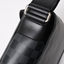 Load image into Gallery viewer, LOUIS VUITTON ルイヴィトン ディストリクトPM メッセンジャーバッグ N41028 ダミエグラフィットキャンバス ブラック グレー ショルダーバッグ シルバー金具 中古 4a004840