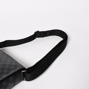 LOUIS VUITTON ルイヴィトン ディストリクトPM メッセンジャーバッグ N41028 ダミエグラフィットキャンバス ブラック グレー ショルダーバッグ シルバー金具 中古 4a004840