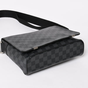 LOUIS VUITTON ルイヴィトン ディストリクトPM メッセンジャーバッグ N41028 ダミエグラフィットキャンバス ブラック グレー ショルダーバッグ シルバー金具 中古 4a004840