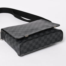 Load image into Gallery viewer, LOUIS VUITTON ルイヴィトン ディストリクトPM メッセンジャーバッグ N41028 ダミエグラフィットキャンバス ブラック グレー ショルダーバッグ シルバー金具 中古 4a004840