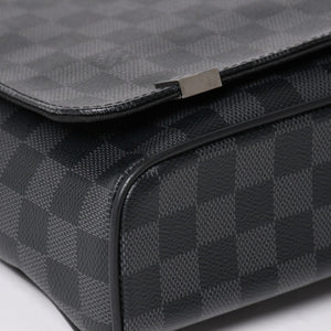LOUIS VUITTON ルイヴィトン ディストリクトPM メッセンジャーバッグ N41028 ダミエグラフィットキャンバス ブラック グレー ショルダーバッグ シルバー金具 中古 4a004840