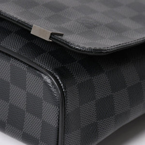 LOUIS VUITTON ルイヴィトン ディストリクトPM メッセンジャーバッグ N41028 ダミエグラフィットキャンバス ブラック グレー ショルダーバッグ シルバー金具 中古 4a004840