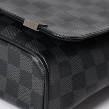 Load image into Gallery viewer, LOUIS VUITTON ルイヴィトン ディストリクトPM メッセンジャーバッグ N41028 ダミエグラフィットキャンバス ブラック グレー ショルダーバッグ シルバー金具 中古 4a004840