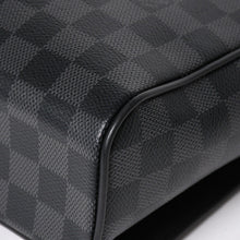 Load image into Gallery viewer, LOUIS VUITTON ルイヴィトン ディストリクトPM メッセンジャーバッグ N41028 ダミエグラフィットキャンバス ブラック グレー ショルダーバッグ シルバー金具 中古 4a004840