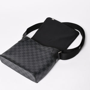 LOUIS VUITTON ルイヴィトン ディストリクトPM メッセンジャーバッグ N41028 ダミエグラフィットキャンバス ブラック グレー ショルダーバッグ シルバー金具 中古 4a004840