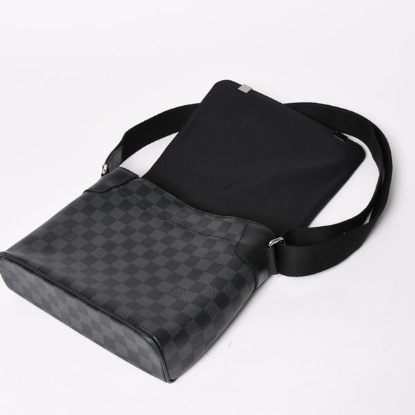LOUIS VUITTON ルイヴィトン ディストリクトPM メッセンジャーバッグ N41028 ダミエグラフィットキャンバス ブラック グレー ショルダーバッグ シルバー金具 中古 4a004840