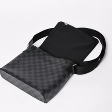 Load image into Gallery viewer, LOUIS VUITTON ルイヴィトン ディストリクトPM メッセンジャーバッグ N41028 ダミエグラフィットキャンバス ブラック グレー ショルダーバッグ シルバー金具 中古 4a004840