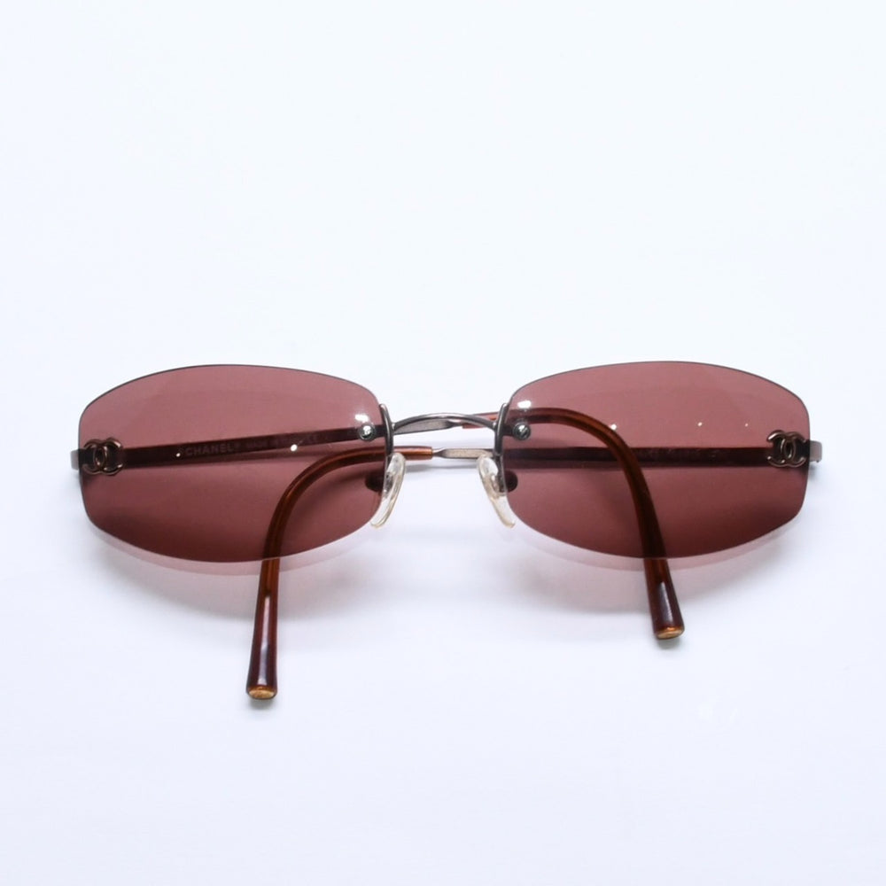 CHANEL rimless sunglasses with side Coco mark, bronze and purple accents, made in Italy, metal, size 54.◻19 Excellent condition, used item 4a005423