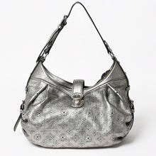 Load image into Gallery viewer, 極美品 LOUIS VUITTON ルイヴィトン マヒナ XS ショルダーバッグ アルジャン メタリックシルバー シルバー M95718 中古 4a005253