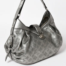 Load image into Gallery viewer, 極美品 LOUIS VUITTON ルイヴィトン マヒナ XS ショルダーバッグ アルジャン メタリックシルバー シルバー M95718 中古 4a005253