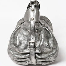 Load image into Gallery viewer, 極美品 LOUIS VUITTON ルイヴィトン マヒナ XS ショルダーバッグ アルジャン メタリックシルバー シルバー M95718 中古 4a005253