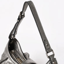 Load image into Gallery viewer, 極美品 LOUIS VUITTON ルイヴィトン マヒナ XS ショルダーバッグ アルジャン メタリックシルバー シルバー M95718 中古 4a005253