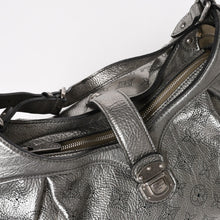 Load image into Gallery viewer, 極美品 LOUIS VUITTON ルイヴィトン マヒナ XS ショルダーバッグ アルジャン メタリックシルバー シルバー M95718 中古 4a005253