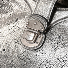 Load image into Gallery viewer, 極美品 LOUIS VUITTON ルイヴィトン マヒナ XS ショルダーバッグ アルジャン メタリックシルバー シルバー M95718 中古 4a005253