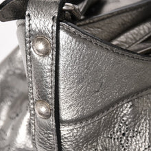 Load image into Gallery viewer, 極美品 LOUIS VUITTON ルイヴィトン マヒナ XS ショルダーバッグ アルジャン メタリックシルバー シルバー M95718 中古 4a005253