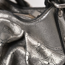 Load image into Gallery viewer, 極美品 LOUIS VUITTON ルイヴィトン マヒナ XS ショルダーバッグ アルジャン メタリックシルバー シルバー M95718 中古 4a005253