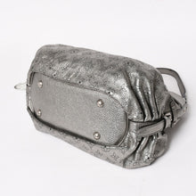 Load image into Gallery viewer, 極美品 LOUIS VUITTON ルイヴィトン マヒナ XS ショルダーバッグ アルジャン メタリックシルバー シルバー M95718 中古 4a005253