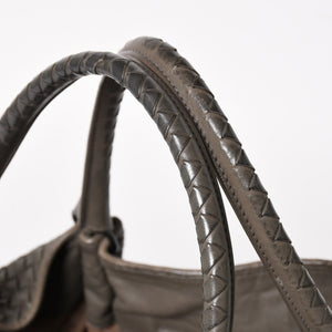 BOTTEGA VENETA ボッテガヴェネタ イントレチャート ハンドバッグ B00860011A ラムスキン チャコールグレー 美品 中古 4a005274