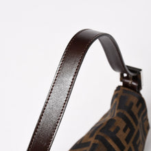 Load image into Gallery viewer, 極美品 FENDI フェンディ マンマバケット ワンショルダーバッグ ズッカ柄 総柄 ブラウン キャンバス レザー シルバー金具 中古 4a005270