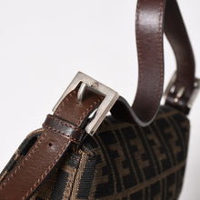Load image into Gallery viewer, 極美品 FENDI フェンディ マンマバケット ワンショルダーバッグ 26424 キャンバス レザー ブラウン ズッカ柄 シルバー金具 中古 4a005282
