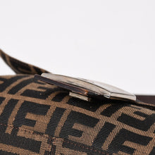 Load image into Gallery viewer, 極美品 FENDI フェンディ マンマバケット ワンショルダーバッグ 26424 キャンバス レザー ブラウン ズッカ柄 シルバー金具 中古 4a005282