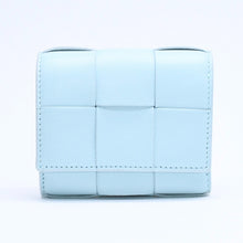 Load image into Gallery viewer, BOTTEGA VENETA ボッテガヴェネタ 三つ折り財布 マキシイントレチャート カセット コンパクトウォレット ライトブルー 美品 中古 4a005326