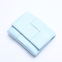 Load image into Gallery viewer, BOTTEGA VENETA ボッテガヴェネタ 三つ折り財布 マキシイントレチャート カセット コンパクトウォレット ライトブルー 美品 中古 4a005326