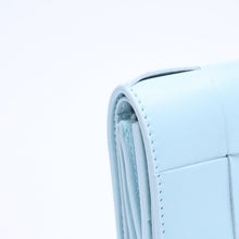 Load image into Gallery viewer, BOTTEGA VENETA ボッテガヴェネタ 三つ折り財布 マキシイントレチャート カセット コンパクトウォレット ライトブルー 美品 中古 4a005326