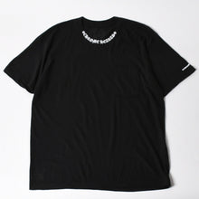 Load image into Gallery viewer, 新品未使用 CHROME HEARTS クロムハーツ ネックロゴ プリント 半袖Tシャツ ブラック ホワイト サイズL 中古 4a005366