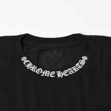 Load image into Gallery viewer, 新品未使用 CHROME HEARTS クロムハーツ ネックロゴ プリント 半袖Tシャツ ブラック ホワイト サイズL 中古 4a005366