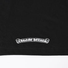 Load image into Gallery viewer, 新品未使用 CHROME HEARTS クロムハーツ ネックロゴ プリント 半袖Tシャツ ブラック ホワイト サイズL 中古 4a005366