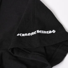 Load image into Gallery viewer, 新品未使用 CHROME HEARTS クロムハーツ ネックロゴ プリント 半袖Tシャツ ブラック ホワイト サイズL 中古 4a005366