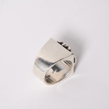 Load image into Gallery viewer, CHROME HEARTS クロムハーツ CH PLUS PYRAMID CHプラス ピラミッド リング 指輪 重量約41.94g サイズ21号 シルバー925 美品 中古 4a005491