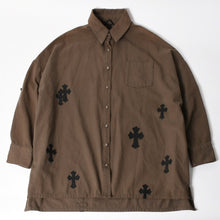 Load image into Gallery viewer, CHROME HEARTS クロムハーツ MAHAL KITA マハルキタ 長袖シャツ サイズM セメタリークロスパッチ 22パッチ カーキ 美品 中古 4a005496