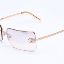 Load image into Gallery viewer, CHANEL シャネル リムレス サングラス 4092-B c.102/8Z サイズ62□15 120 グラデーションレンズ ブラウン ラインストーン ココマーク ゴールド金具 美品 中古 4a005340
