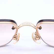 Load image into Gallery viewer, CHANEL シャネル リムレス サングラス 4092-B c.102/8Z サイズ62□15 120 グラデーションレンズ ブラウン ラインストーン ココマーク ゴールド金具 美品 中古 4a005340