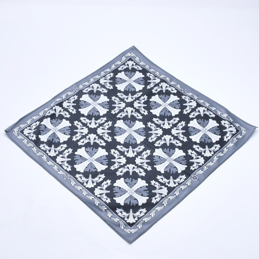極美品 CHROME HEARTS クロムハーツ ハンカチ CHプラス 唐草模様 ブラック ホワイト グレー スカーフ ミニバンダナ クロス 中古 4a005339