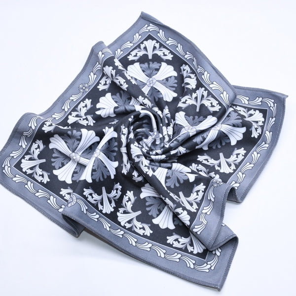 極美品 CHROME HEARTS クロムハーツ ハンカチ CHプラス 唐草模様 ブラック ホワイト グレー スカーフ ミニバンダナ クロス 中古 4a005339