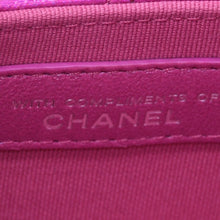 Load image into Gallery viewer, 新品未使用 CHANEL シャネル マトラッセ パテント ミニポーチ M12484 ネオンピンク ココマーク ランダム番台 小物入れ シルバー金具 中古 4a005261