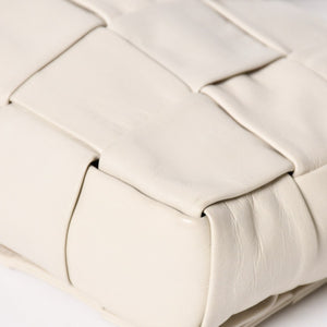 BOTTEGA VENETA ボッテガヴェネタ マキシイントレチャート カセット B08746057M ショルダーバッグ アイボリー レザー 美品 中古 4a005384