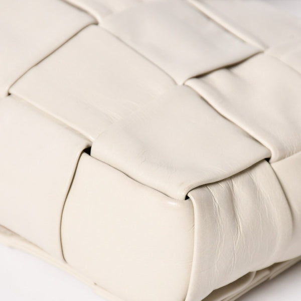 BOTTEGA VENETA ボッテガヴェネタ マキシイントレチャート カセット B08746057M ショルダーバッグ アイボリー レザー 美品 中古 4a005384