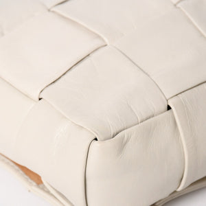 BOTTEGA VENETA ボッテガヴェネタ マキシイントレチャート カセット B08746057M ショルダーバッグ アイボリー レザー 美品 中古 4a005384
