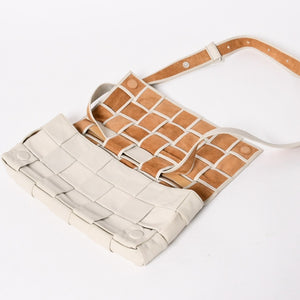 BOTTEGA VENETA ボッテガヴェネタ マキシイントレチャート カセット B08746057M ショルダーバッグ アイボリー レザー 美品 中古 4a005384