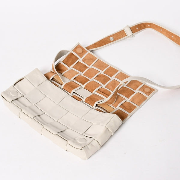 BOTTEGA VENETA ボッテガヴェネタ マキシイントレチャート カセット B08746057M ショルダーバッグ アイボリー レザー 美品 中古 4a005384